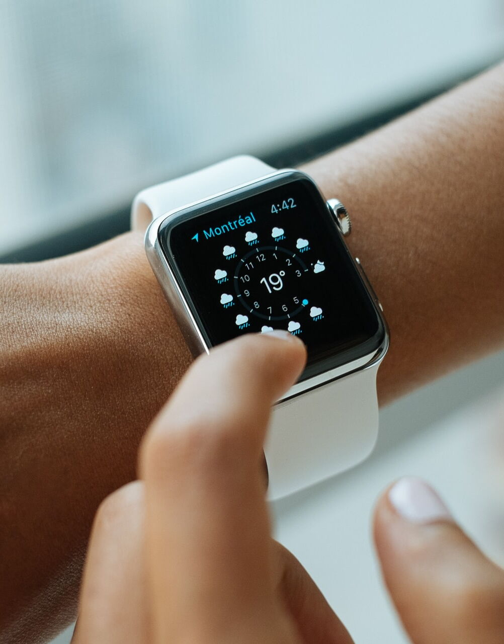 Smartwatch am Handgelenk mit Wetter App